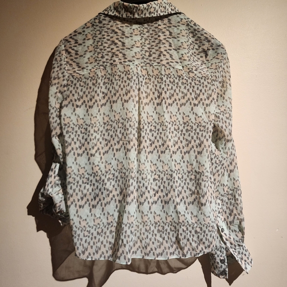 NWT Bebe Women's  Animal Print Wrap Roll Tab Sleeves Chiffon Cropped Top - Picture 9 of 13